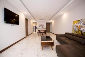 Viet Long Complex Residence في Bắc Ninh: غرفة معيشة مع أريكة وطاولة