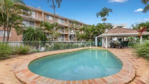 Bazén v ubytování Kokomo Unit 10 Kings Beach QLD nebo v jeho okolí