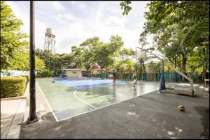 twee mensen die basketbal spelen op een basketbalveld bij A Refreshing Condo Unit Near BGC, Ortigas & Makati with NETFLIX and WiFi in Manilla