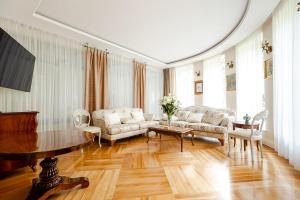 ein Wohnzimmer mit einem Sofa und einem Tisch in der Unterkunft Luxury Villa Pool and Spa in Magdalenka
