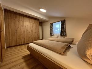 Postel nebo postele na pokoji v ubytování Apartment in Wald near Krimml Waterfalls