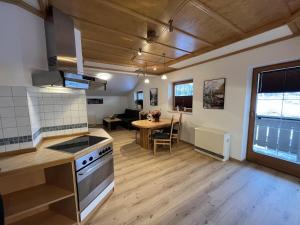 Kuchyň nebo kuchyňský kout v ubytování Apartment in Wald near Krimml Waterfalls