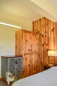 Gali's End By Roomy, Kalabagh Nathiagali客房内的一张或多张床位