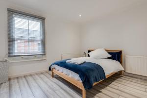a white bedroom with a bed and a window at Bright & Spacious 2-Bedroom Jericho House in Oxford