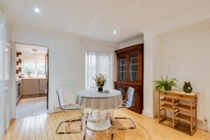 a dining room with a table and chairs at Bright & Spacious 2-Bedroom Jericho House in Oxford
