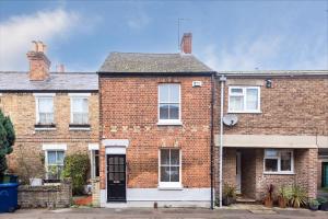 a red brick house with a black door at Bright & Spacious 2-Bedroom Jericho House in Oxford