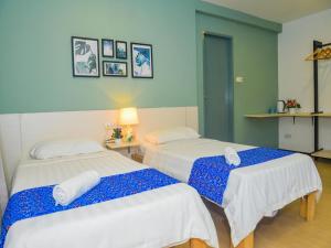 Postel nebo postele na pokoji v ubytování Treeline Urban Inn
