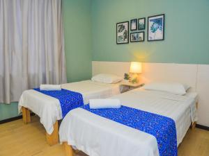 Postel nebo postele na pokoji v ubytování Treeline Urban Inn
