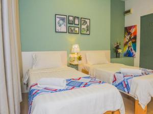 Postel nebo postele na pokoji v ubytování Treeline Urban Inn