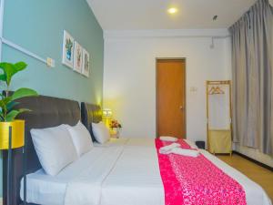 Postel nebo postele na pokoji v ubytování Treeline Urban Inn