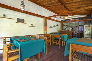 ein Esszimmer mit blauen Tischen und Holzstühlen in der Unterkunft Sanur Lodge in Sanur