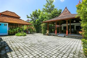 um pátio de uma casa com dois gazebos em Sanur Lodge em Sanur