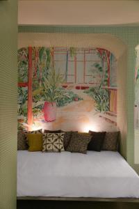 uma pintura de um quarto com uma cama num quarto em Drawing House em Paris