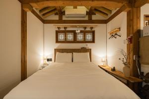Giường trong phòng chung tại Luxury Hanok Cottage Nest