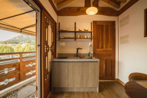una cocina en una casa pequeña con balcón en Luxury hanok with private bathtub - SN11 en Seúl