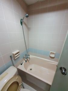 a bathroom with a tub and a toilet and a sink at Selesa Hillhomes Golf Resort - P4L1U in Bentong +14 photos