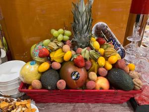 una cesta de fruta sentada en una mesa en Hotel Teco, en Milán