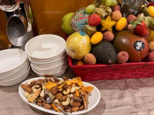 uma mesa com dois pratos de comida e um cesto de fruta em Hotel Teco em Milão