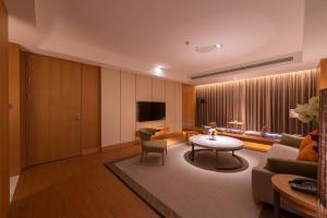 TV a/nebo společenská místnost v ubytování Golden Lake Hotel