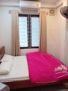 Postel nebo postele na pokoji v ubytování Nam Cường Motel - Phòng đơn có cửa sổ thoáng mát khép kín - Thang máy