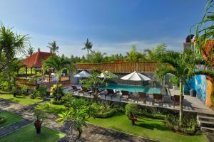 Hotel Arsa Santhi Nusa Penida في نوسا بينيدا: اطلالة جوية على منتجع مع مسبح