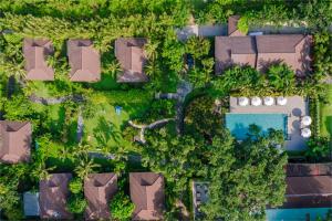 einen Blick über einen Hof mit Häusern und Bäumen in der Unterkunft Camia Resort & Spa in Phu Quoc