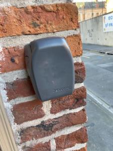 una ventana en un lateral de una pared de ladrillo en Cambrai:exceptionnel studio en Cambrai