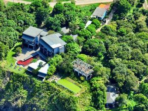 una vista aérea de una casa en el bosque en The Houben - Adult Only, en Ko Lanta