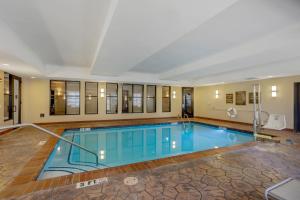 a large swimming pool in a large building at Comfort Inn & Suites in Sayre