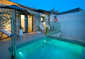 - une piscine au milieu d'une maison dans l'établissement Owl Booking Villa Miquel - Luxury Retreat, à Búger