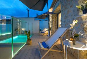 Cette maison dispose d'une piscine et d'une terrasse avec une table. dans l'établissement Owl Booking Villa Miquel - Luxury Retreat, à Búger