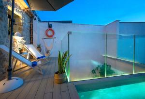 une maison avec une piscine et une terrasse dans l'établissement Owl Booking Villa Miquel - Luxury Retreat, à Búger
