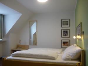 een slaapkamer met een bed en een trap bij Stadthotel Bocholt in Bocholt