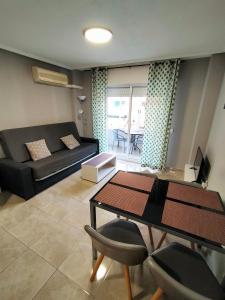 a living room with a couch and a table at Apartament Goleta in Torrevieja