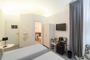 um quarto de hotel com uma cama e uma secretária em La Casa Di Amy em Roma