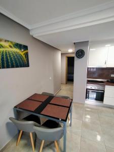 a kitchen and dining room with a table and chairs at Apartament Goleta in Torrevieja