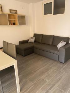 a living room with a couch and a table at Apartamento alto standing con piscina privada, aire acondicionado y wifi in Platja d'Aro