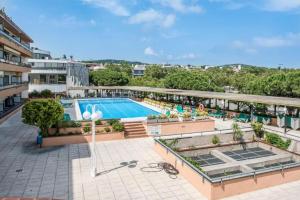 Výhled na bazén z ubytování Apartamento alto standing con piscina privada, aire acondicionado y wifi nebo okolí