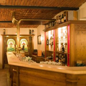 um bar com um balcão com garrafas de álcool em Hotel DREI SCHWANEN - Ristorante Due Fratelli em Hohenstein-Ernstthal