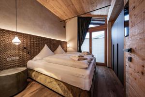 1 dormitorio con 1 cama grande en una habitación en Loft in the Alps Penthouse en Schwendau