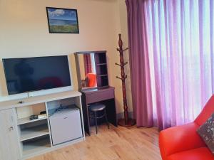TV a/nebo společenská místnost v ubytování 上圓旅店 到沙灘,7-11只要3分鐘