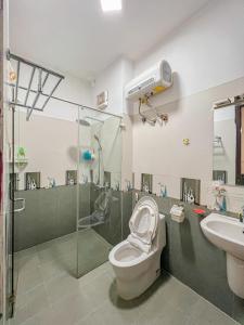 a bathroom with a shower and a toilet and a sink at Amazing stay-homestay, quiet and cozy place LTT Thanh Xuân in Hanoi