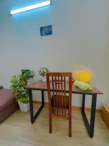 einen Holztisch mit einem Stuhl und einem Tisch in der Unterkunft Amazing stay-homestay, quiet and cozy place LTT Thanh Xuân in Hanoi