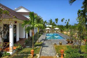 una imagen de una villa con piscina en Green Areca villa, en Hoi An