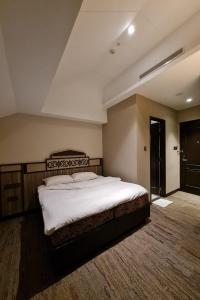 a bedroom with a large bed in a room at Lion Peak Hotel Hamilton in Singapore