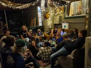 grupa ludzi siedzących w salonie w obiekcie Beachside Backpackers w mieście Port Macquarie