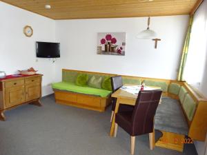 ein Wohnzimmer mit einem Sofa und einem Tisch in der Unterkunft Haus Anna in Tux