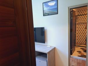TV a/nebo společenská místnost v ubytování 上圓旅店 到沙灘,7-11只要3分鐘