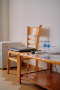 uma cadeira sentada ao lado de uma mesa com garrafas de água em Anh Truc House - Near Front Beach em Vung Tau