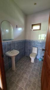 y baño con lavabo y aseo. en Beautiful bungalow with a communal outdoor pool and 2 km from the sandy beach, en Ban Sa